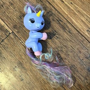WowWee Fingerlings interactive Baby Unicorn GiGi